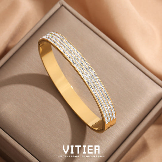 💖✨ is fascinating! Four rows of rose gold bracelets 💖✨